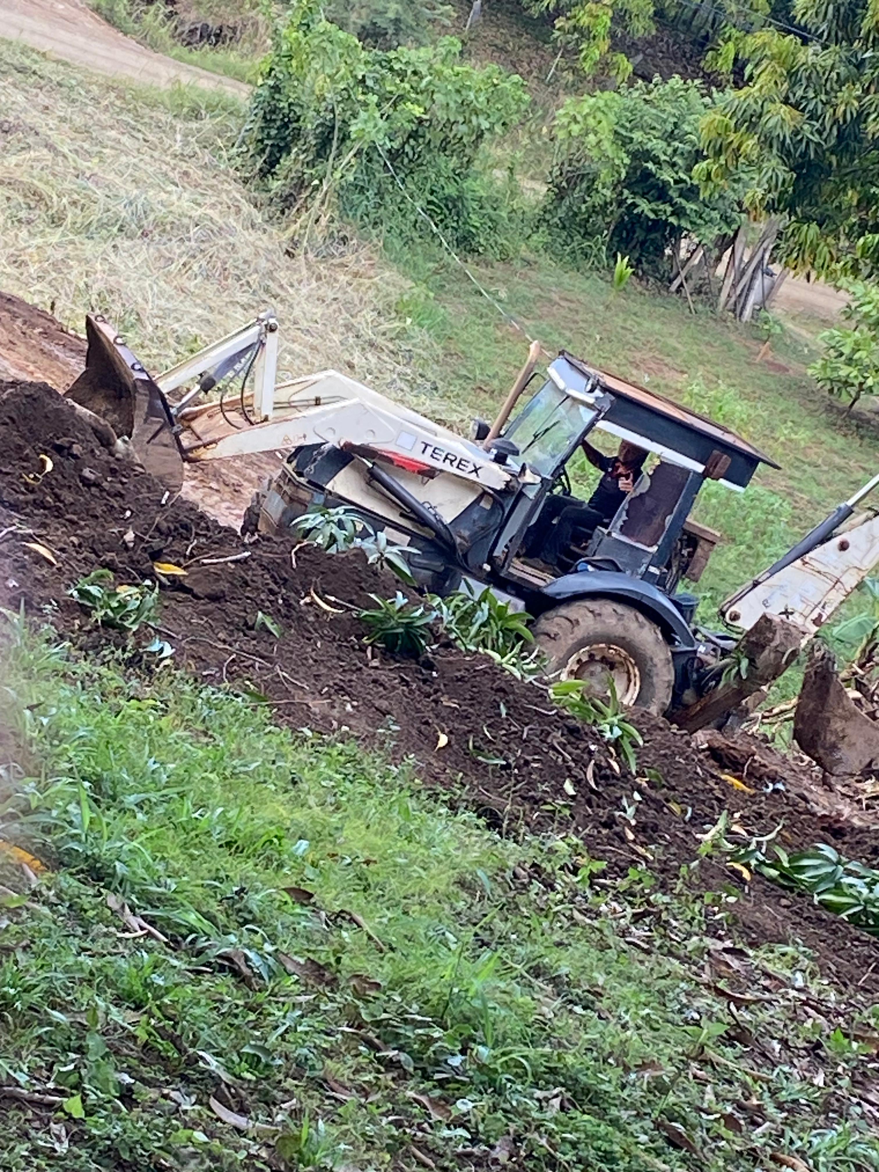 Back hoe operando en terreno